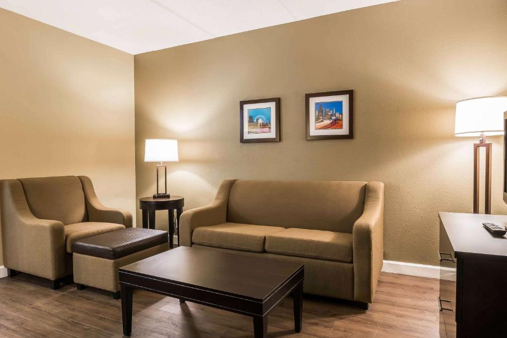 Comfort Inn & Suites near Six Flags - 