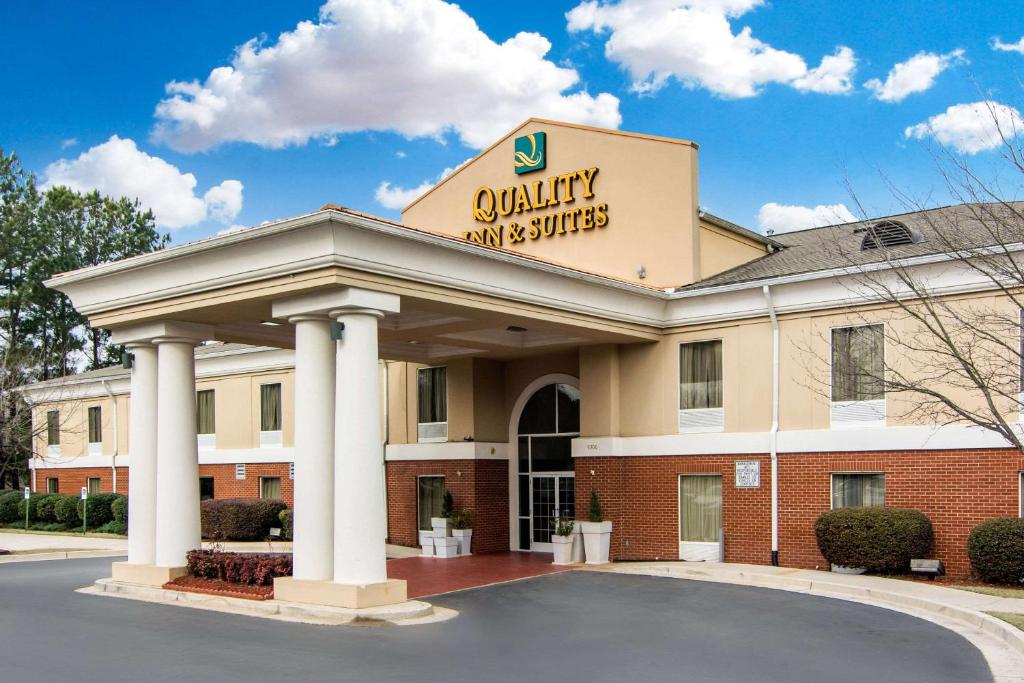 a hotel with a sign on the front of a building at Quality Inn & Suites Decatur - Atlanta East in Decatur