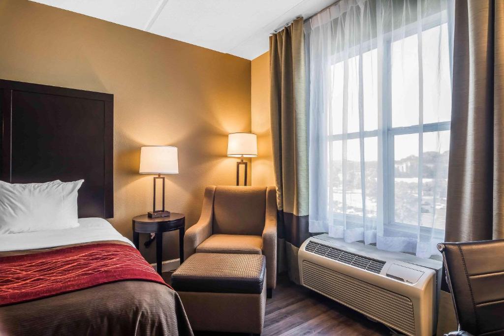 Comfort Inn & Suites near Six Flags - 