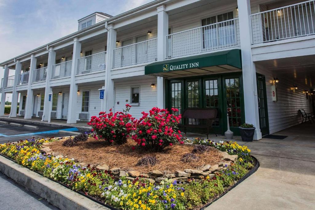 un edificio con un jardín de flores delante de él en Quality Inn Waynesboro, en Waynesboro