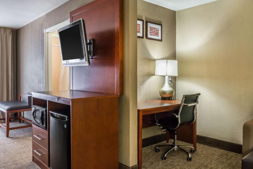 TV a/nebo společenská místnost v ubytování Comfort Inn