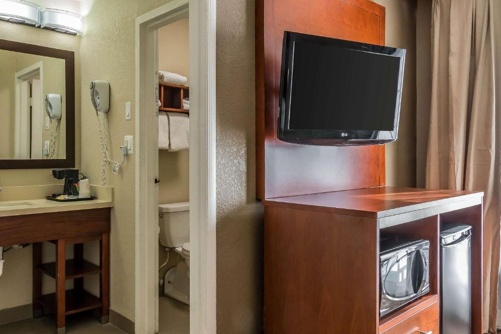 TV a/nebo společenská místnost v ubytování Comfort Inn