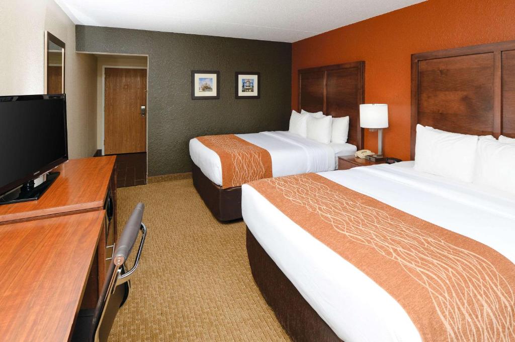 Postel nebo postele na pokoji v ubytování Comfort Inn & Suites Event Center
