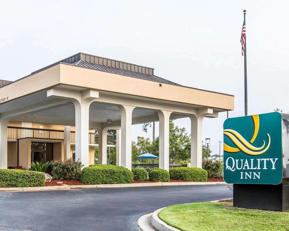 a quality inn sign in front of a building at Quality Inn at the Mall - Valdosta in Valdosta