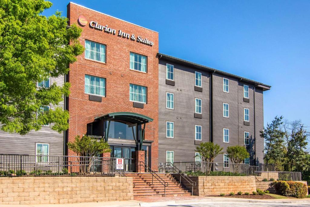 un bâtiment en brique rouge avec un panneau. dans l'établissement Clarion Inn & Suites Atlanta Downtown, à Atlanta