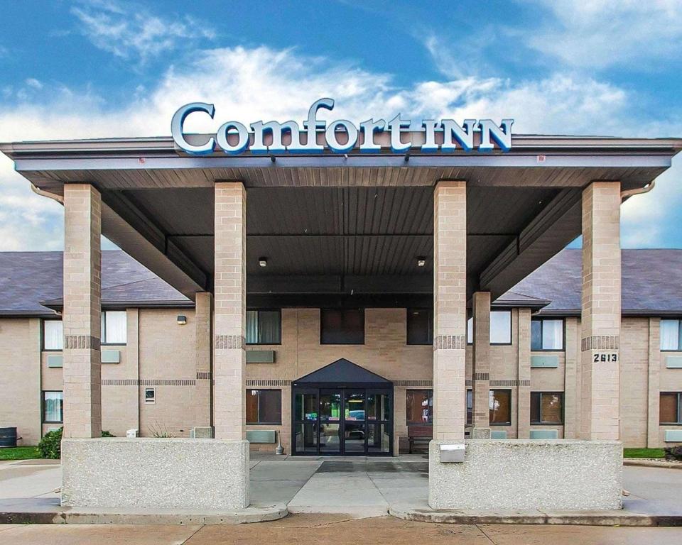 un edificio con un cartel encima en Comfort Inn Marshalltown South, en Marshalltown