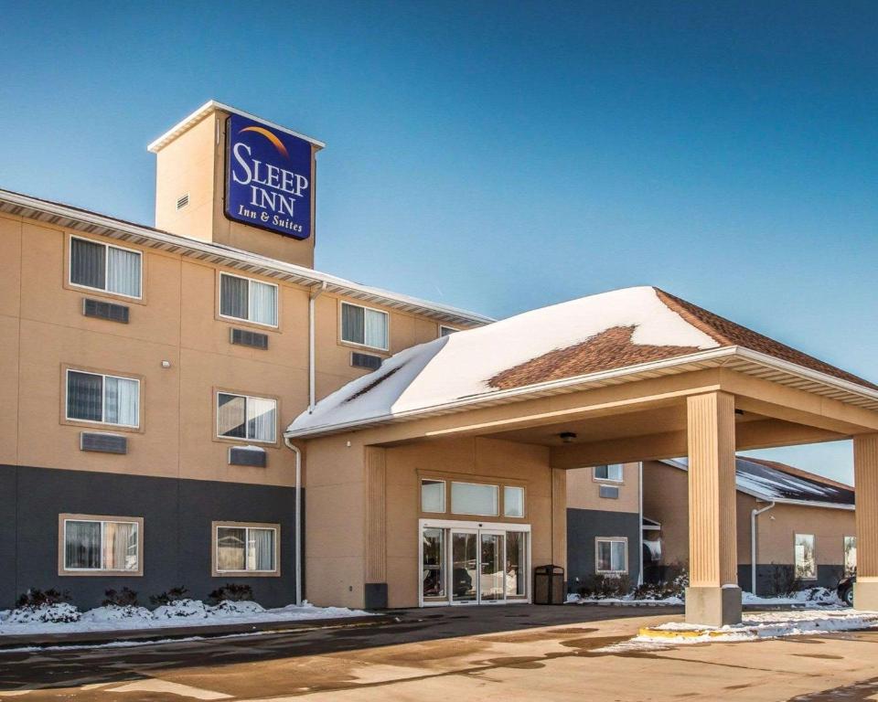 Un bâtiment avec un panneau en haut dans l'établissement Sleep Inn & Suites Mount Vernon, à Mount Vernon