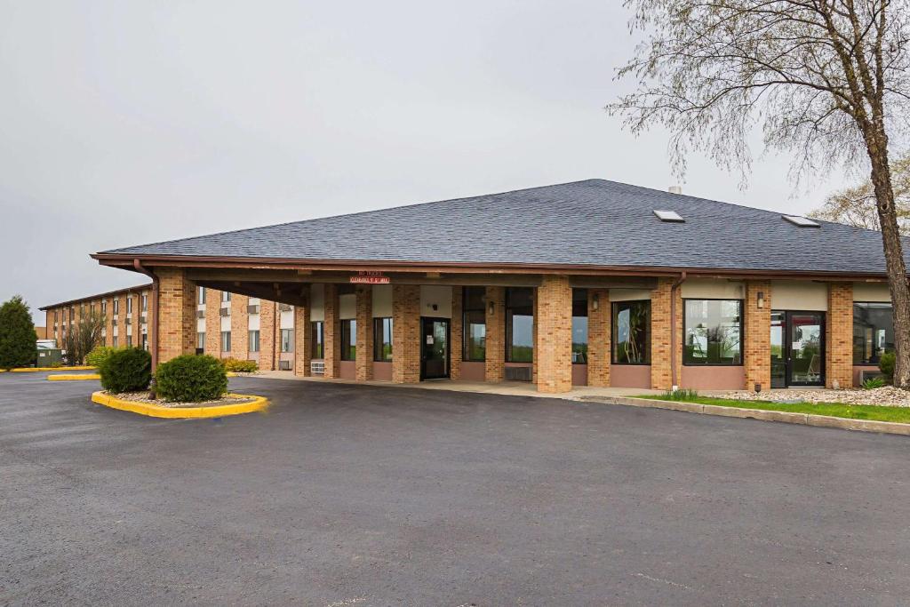 un edificio con un estacionamiento delante de él en Quality Inn Waverly en Waverly