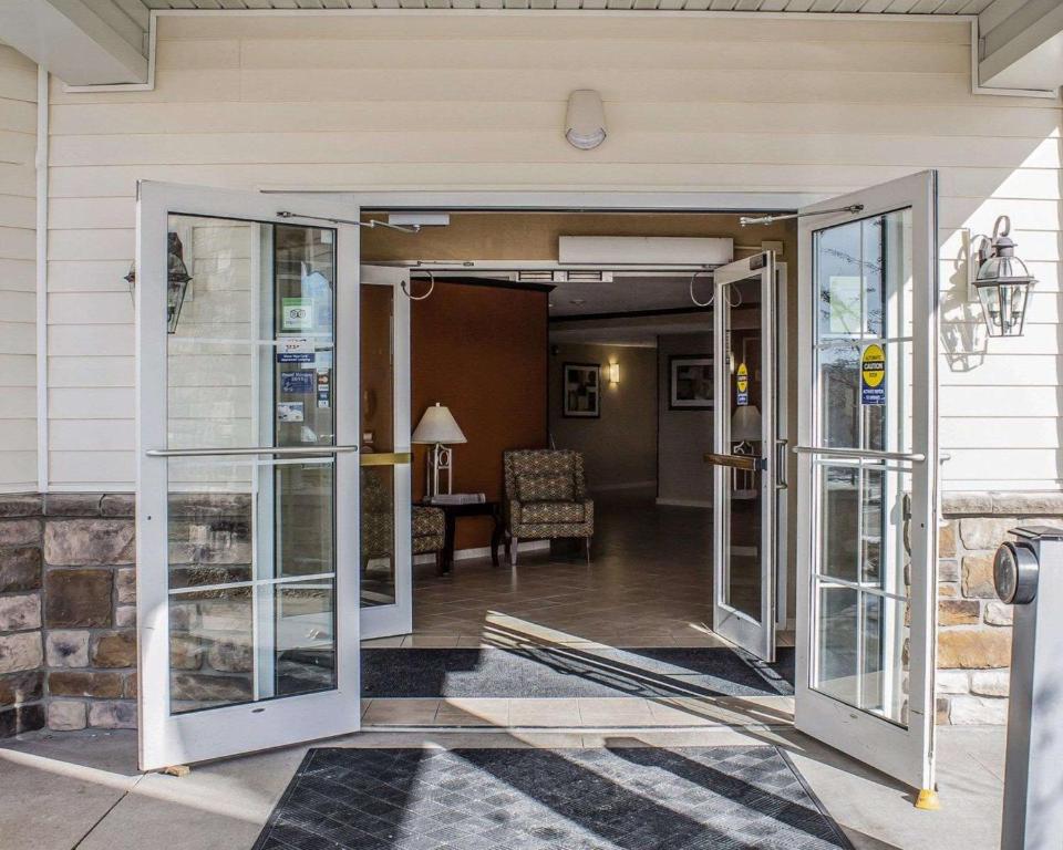 une porte ouverte d'une maison avec un salon dans l'établissement MainStay Suites Coralville - Iowa City, à Coralville