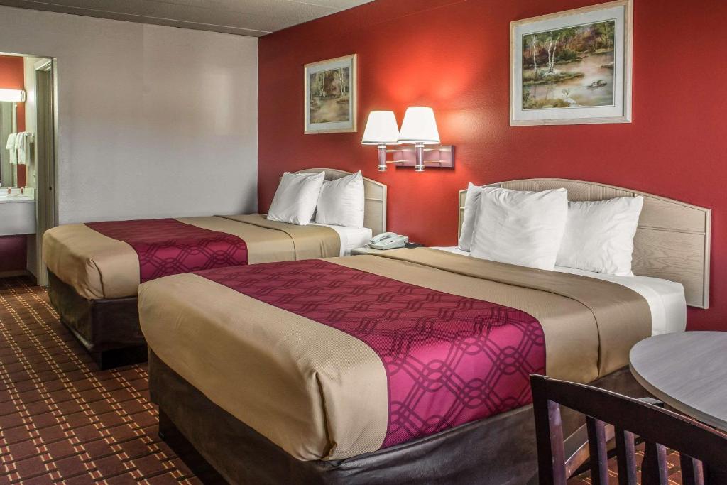 Postel nebo postele na pokoji v ubytování Spencer Inn & Suites