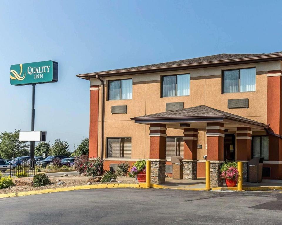 um hotel com uma placa em frente a um edifício em Quality Inn at Collins Road - Cedar Rapids em Cedar Rapids