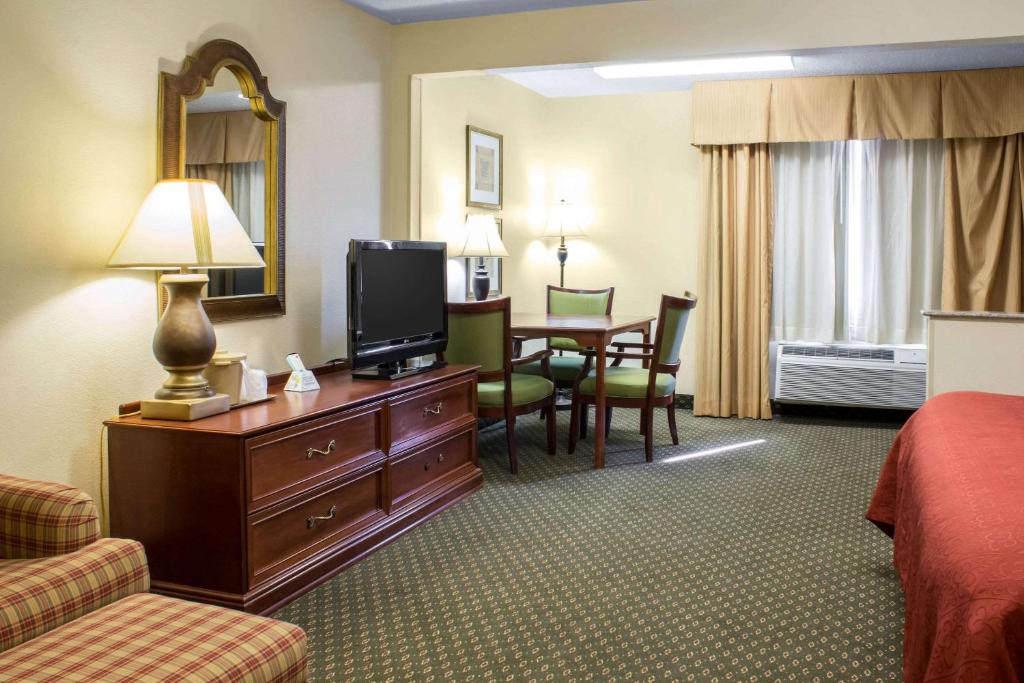 Quality Inn & Suites - King Room - Accessible/Non-Smoking