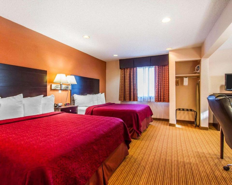 Quality Inn & Suites - Queen Suite With Two Queen Beds - Non-Smoking