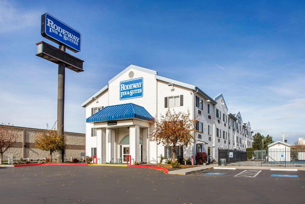 un edificio con un letrero de la calle delante de él en Rodeway Inn & Suites Nampa, en Nampa