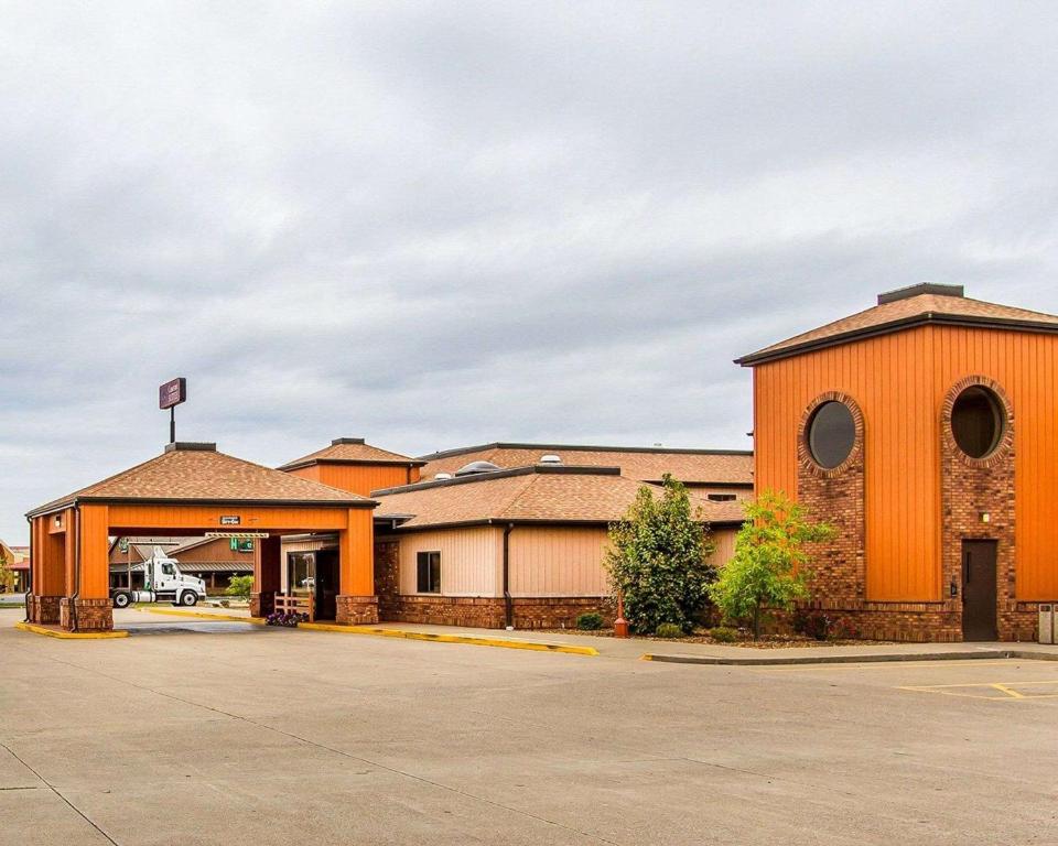 Un estacionamiento vacío frente a un edificio en Quality Inn &amp; Suites, en Marion