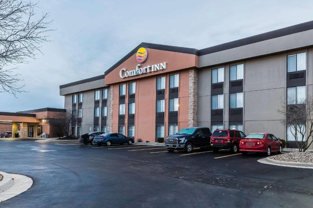 a building with cars parked in a parking lot at Comfort Inn Alton near I-255 in Alton