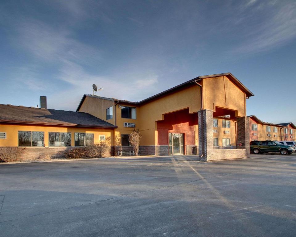 an empty parking lot in front of a building at Quality Inn Indianola in Indianola