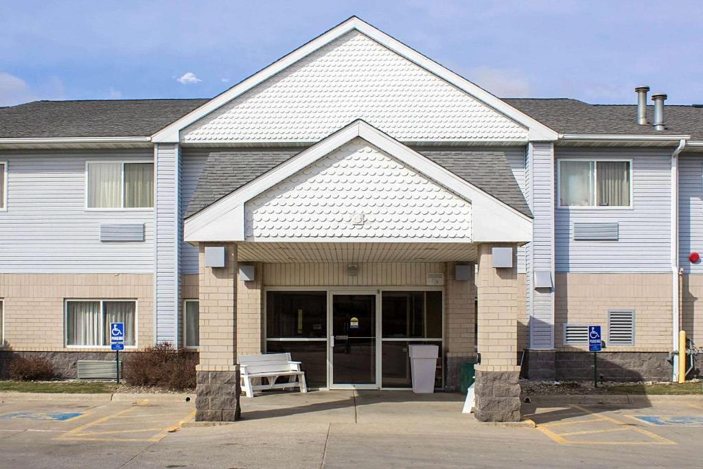 a building with a bench in front of it at Quality Inn & Suites in Sioux City