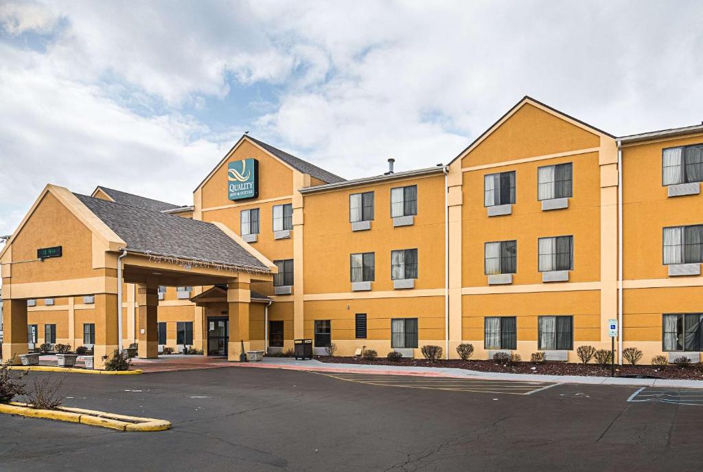 an image of a hotel with a parking lot at Quality Inn and Suites Harvey in Harvey