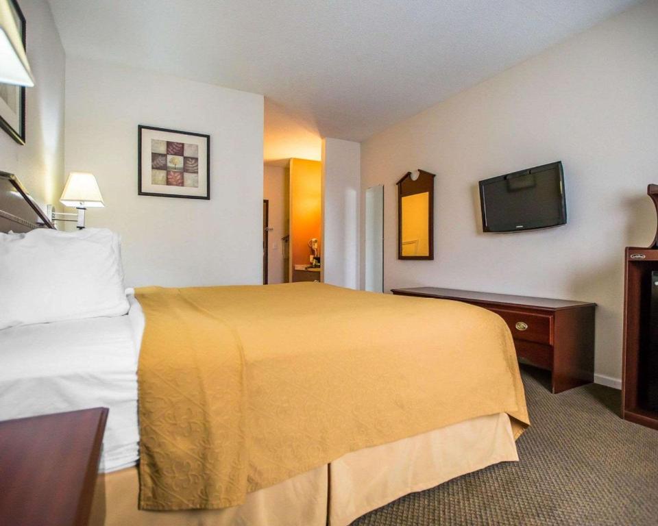 Quality Inn Peru near Starved Rock State Park - Kamer Met Kingsize Bed - Roken