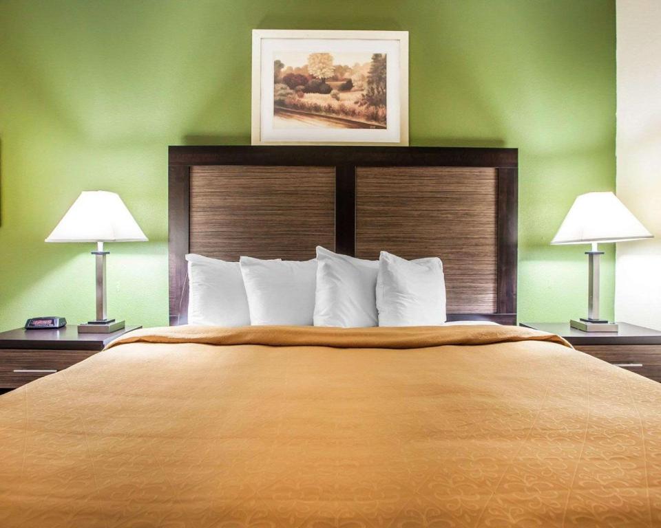 Quality Inn & Suites Champaign North - Urbana - King Room - Non-Smoking