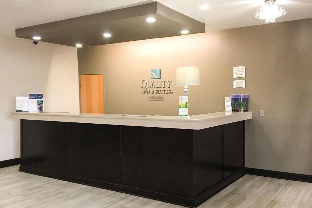 een lobby met een balie met een bord aan de muur bij Quality Inn & Suites Lincoln near I-55 in Lincoln