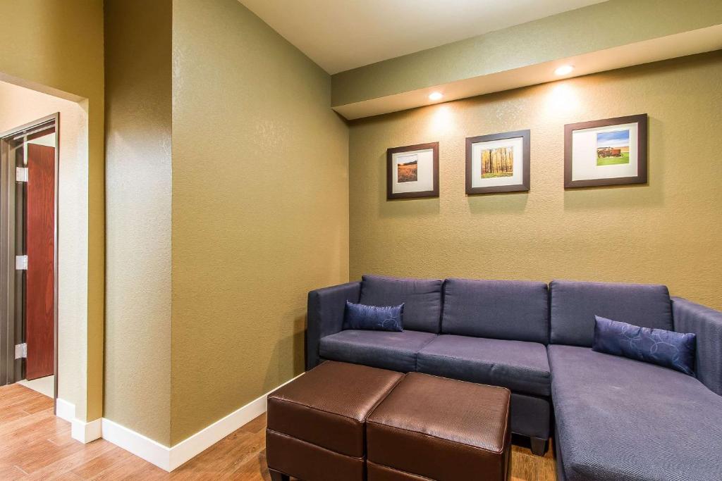 Comfort Suites Mattoon East photo
