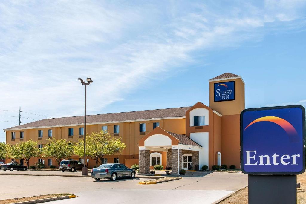 Sleep Inn Springfield West في سبرينغفيلد: مبنى لمساعدة الطقوس مع علامة أمامه