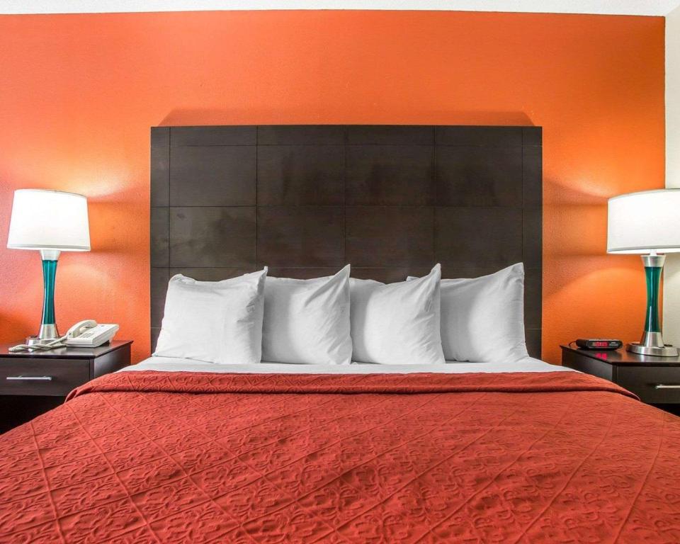 Postel nebo postele na pokoji v ubytování Quality Inn Morton at I-74