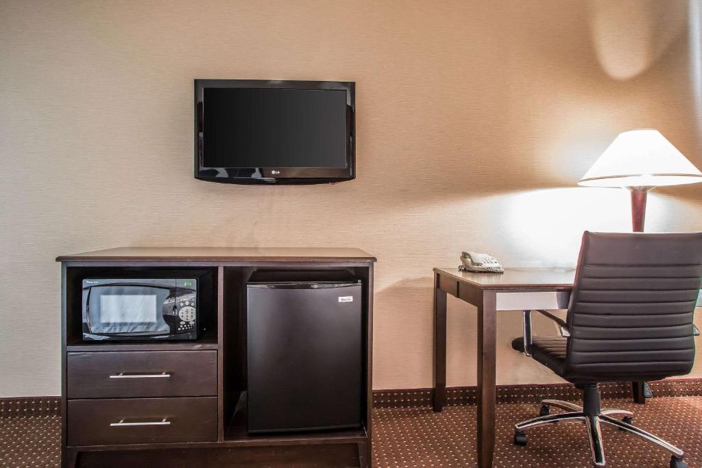 TV a/nebo společenská místnost v ubytování Quality Inn Elgin I-90