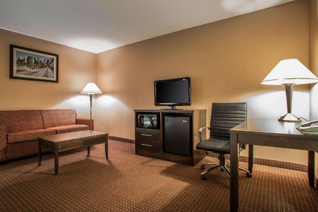 TV a/nebo společenská místnost v ubytování Quality Inn Elgin I-90