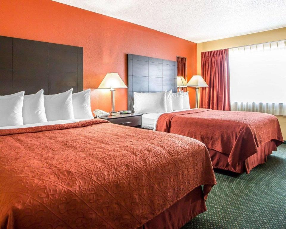 Postel nebo postele na pokoji v ubytování Quality Inn Morton at I-74