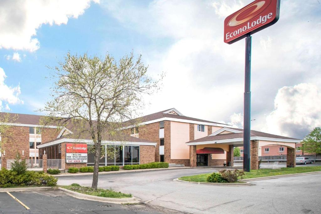 Un edificio con un cartel de Coca-Cola delante. en Econo Lodge Marion, en Marion