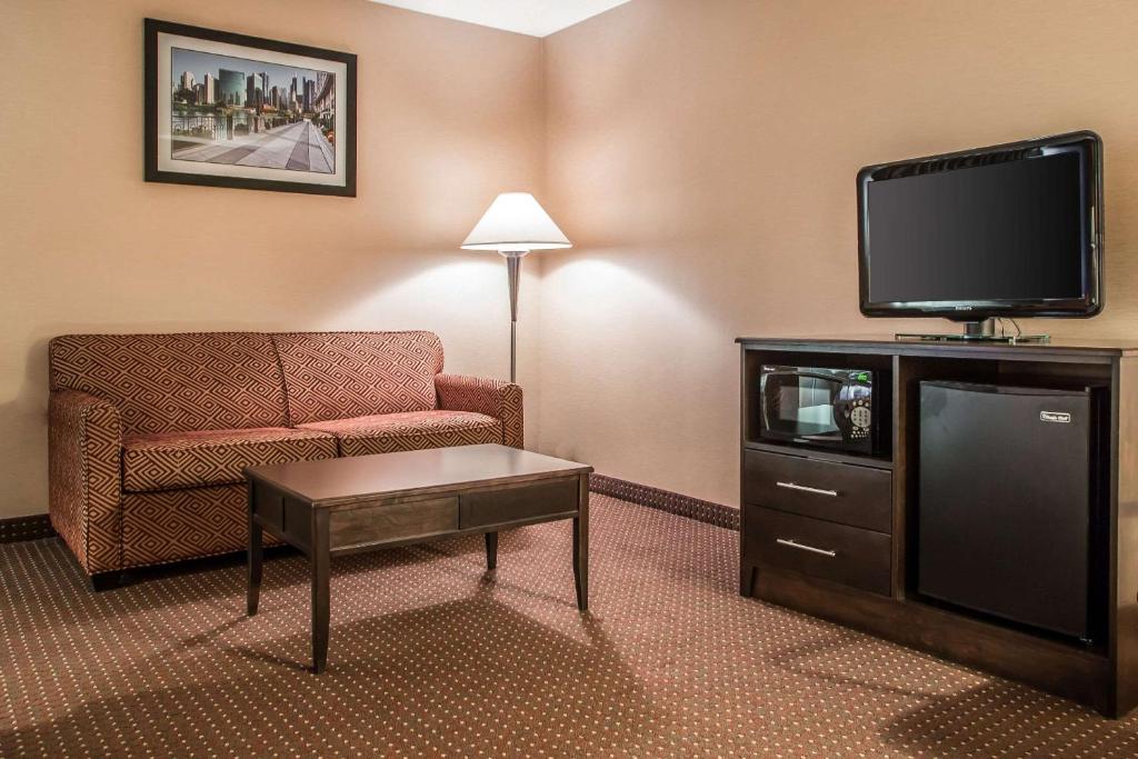 TV a/nebo společenská místnost v ubytování Quality Inn Elgin I-90