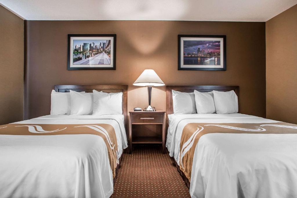 Postel nebo postele na pokoji v ubytování Quality Inn Elgin I-90