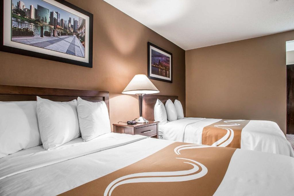 Postel nebo postele na pokoji v ubytování Quality Inn Elgin I-90