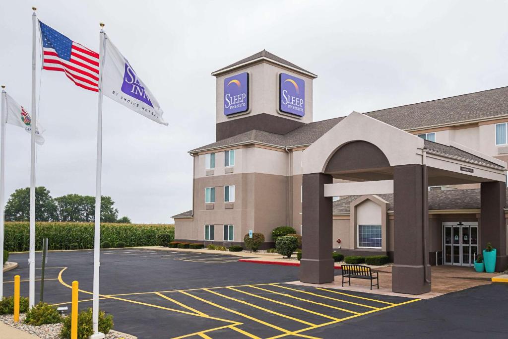 ein Hotel mit amerikanischer Flagge auf einem Parkplatz in der Unterkunft Sleep Inn & Suites in Danville