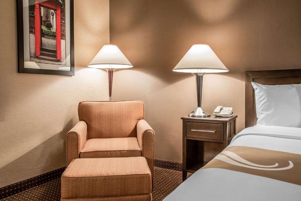Postel nebo postele na pokoji v ubytování Quality Inn Elgin I-90