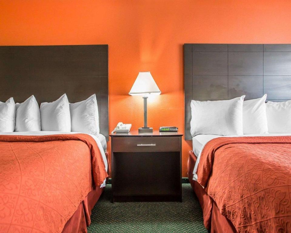 Postel nebo postele na pokoji v ubytování Quality Inn Morton at I-74