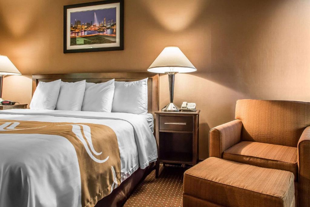 Postel nebo postele na pokoji v ubytování Quality Inn Elgin I-90