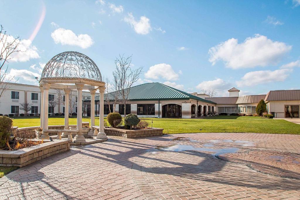 cenador en un patio frente a un edificio en Clarion Inn Elmhurst - Oak Brook near I-88, I-290, I-294, en Elmhurst