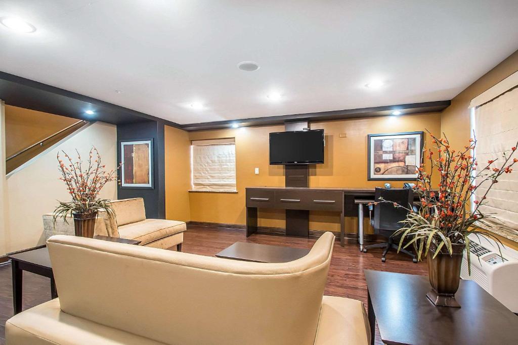 Posezení v ubytování Clarion Inn Elmhurst - Oak Brook near I-88, I-290, I-294