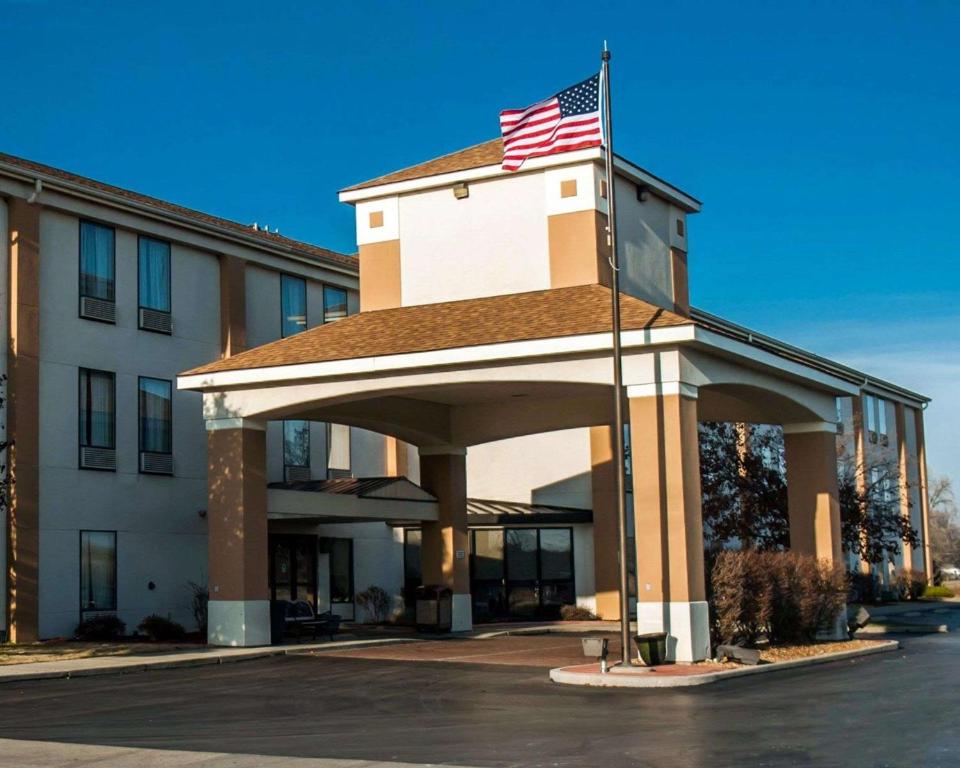 Um edifício com uma bandeira americana em cima. em Quality Inn & Suites near St Louis and I-255 em Cahokia
