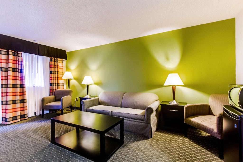 Posezení v ubytování Quality Inn & Suites Moline - Quad Cities