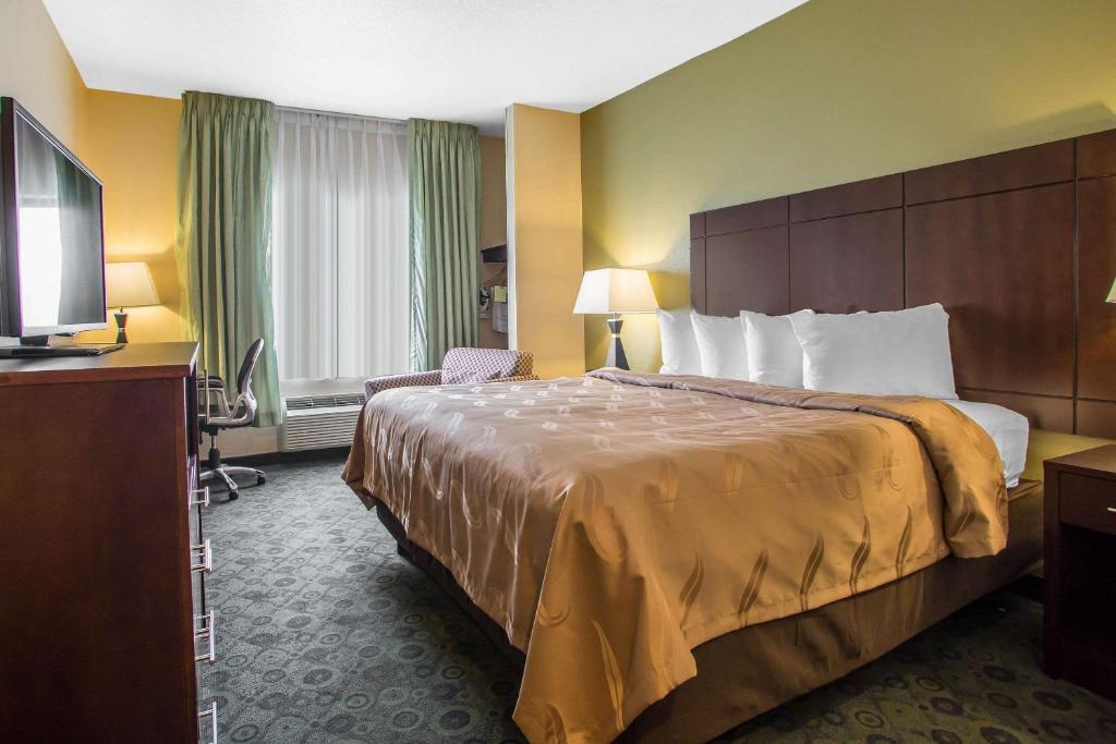 Quality Inn & Suites Bloomington I-55 and I-74 - King Room - Toegang Van Gehandicapten/niet -roken