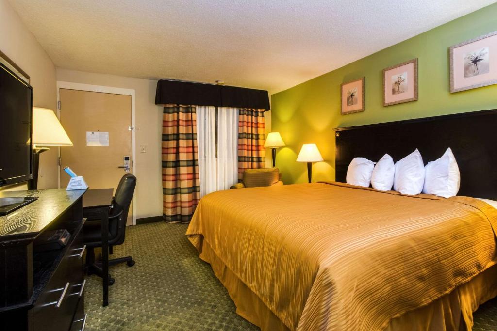 Postel nebo postele na pokoji v ubytování Quality Inn & Suites Moline - Quad Cities