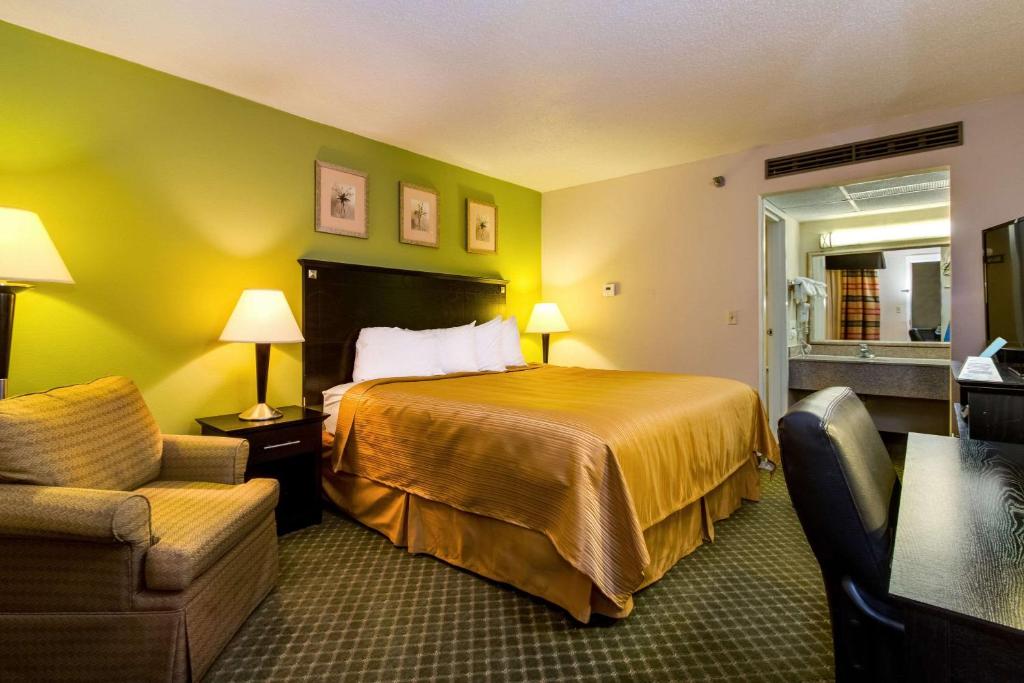 Postel nebo postele na pokoji v ubytování Quality Inn & Suites Moline - Quad Cities