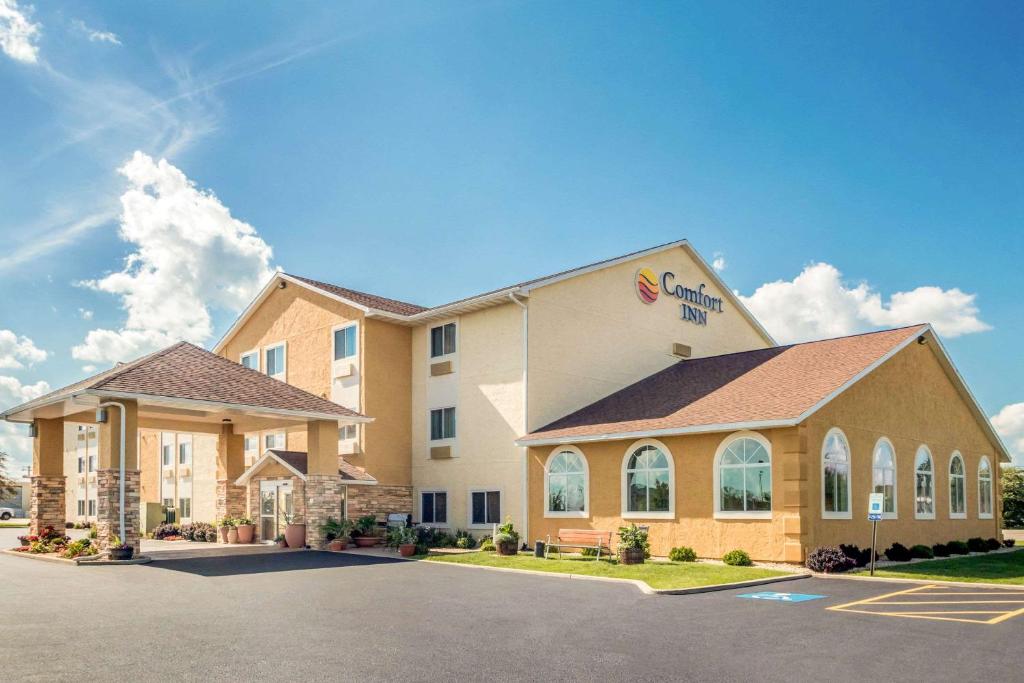 a front view of a hotel with a parking lot at Comfort Inn Ottawa Starved Rock Area in Ottawa