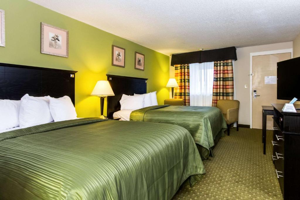 Postel nebo postele na pokoji v ubytování Quality Inn & Suites Moline - Quad Cities