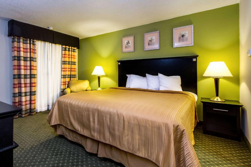 Postel nebo postele na pokoji v ubytování Quality Inn & Suites Moline - Quad Cities